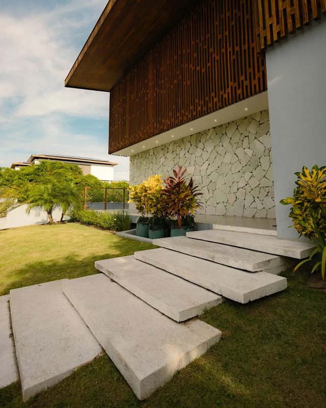 Entrada pelo jardim